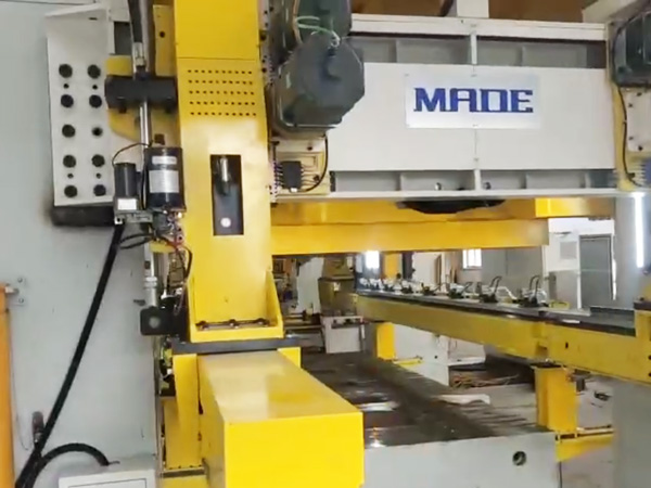 大型衝（chōng）床機械手（shǒu）應用