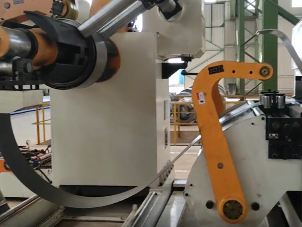 大型衝床機械手應用