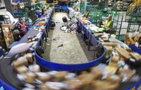 我国快递年业务量首次突破1800亿件