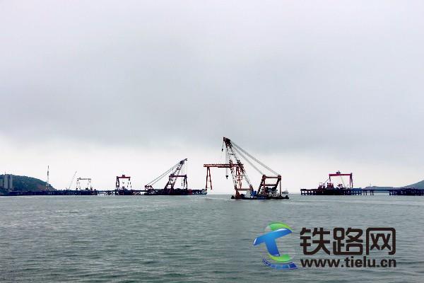 平潭海峡公铁两用大桥 的施工照片