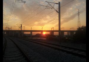 铁路与夕阳的交汇