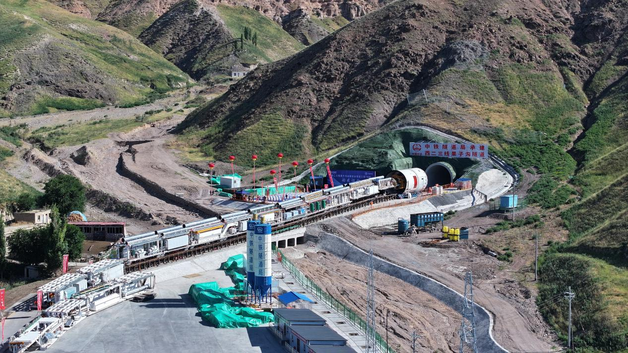 创多项行业纪录！西气东输二三线果子沟 管道工程首条隧道贯通