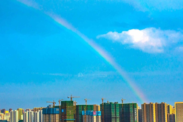 雨后长沙天空现彩虹 网友：太美啦！