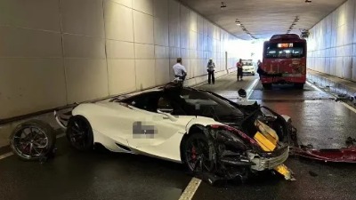 男子租迈凯伦带女孩拍照，发生事故车损200万后跑路非洲？女方