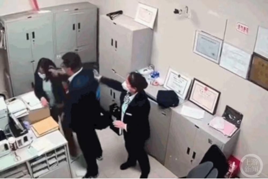 上海邮政一男员工办公室殴打女同事，已被停职和行政拘留