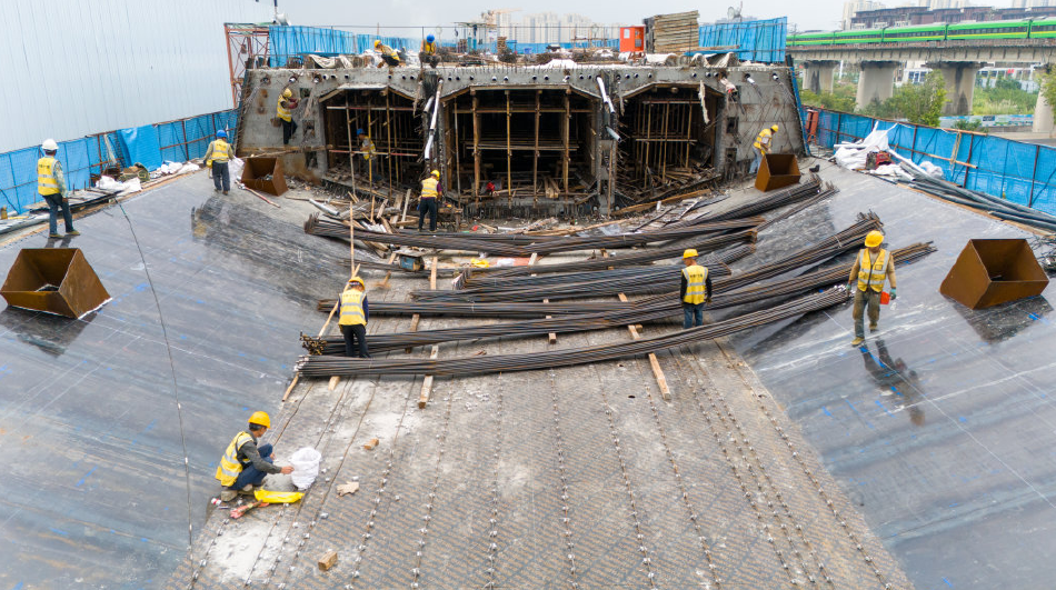 国庆期间，成达万高铁遂宁涪江特大桥项目建设忙