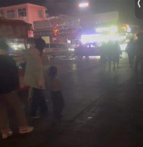 女摊主不让6岁女儿穿厚衣服室外罚站 视频显示夫妻俩就穿衣问