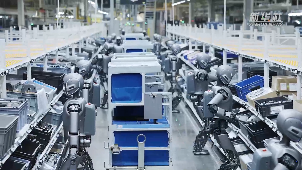 人形机器人协同作业 “灵巧手”丝滑操作